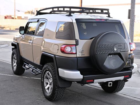 Used 2014 Toyota FJ Cruiser 4WD w/ Upgrade Package image 5