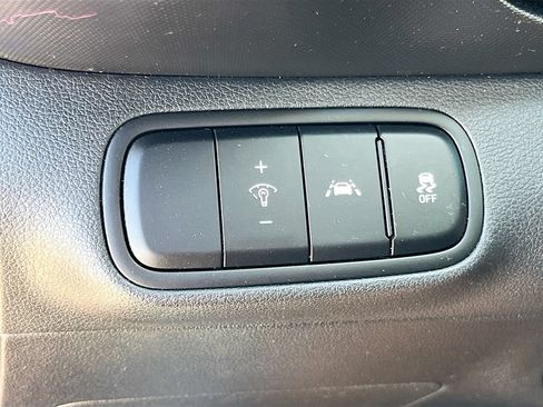 Used 2022 Hyundai Venue Limited FWD image 10