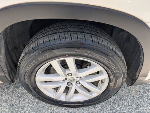 Used 2014 Toyota Highlander LE FWD image 4