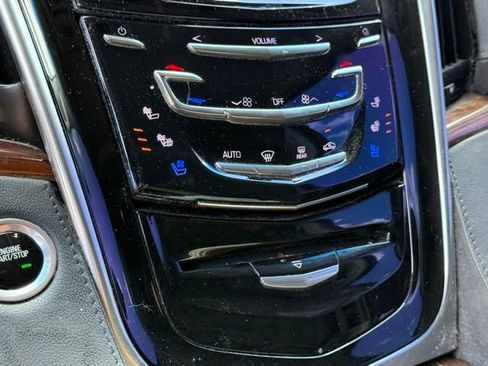 Used 2019 Cadillac Escalade Luxury AWD/4WD image 18