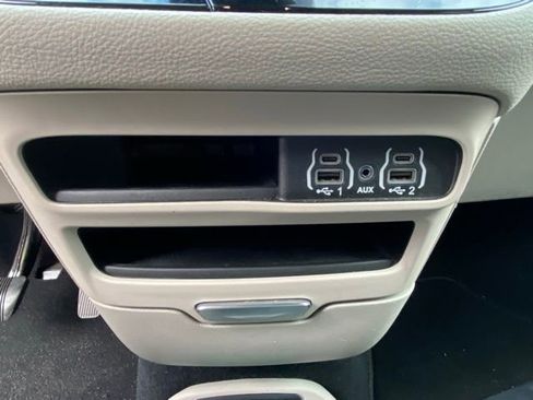 Used 2023 Chrysler Pacifica Touring-L image 22