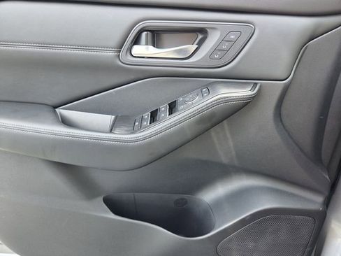 Used 2025 Nissan Rogue SL w/ Tech Package FWD image 28