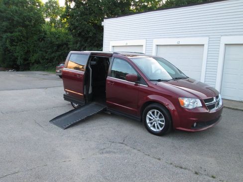 Used 2018 Dodge Grand Caravan SXT FWD image 2