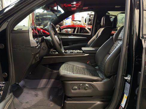 Used 2025 Cadillac Escalade ESV Sport Platinum image 13