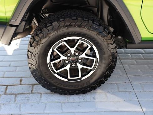 Used 2025 Jeep Wrangler Rubicon w/ Convenience Group AWD/4WD image 39