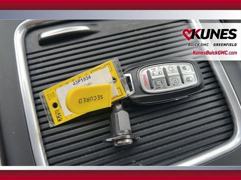 Used 2023 Chrysler Pacifica Touring-L FWD image 18