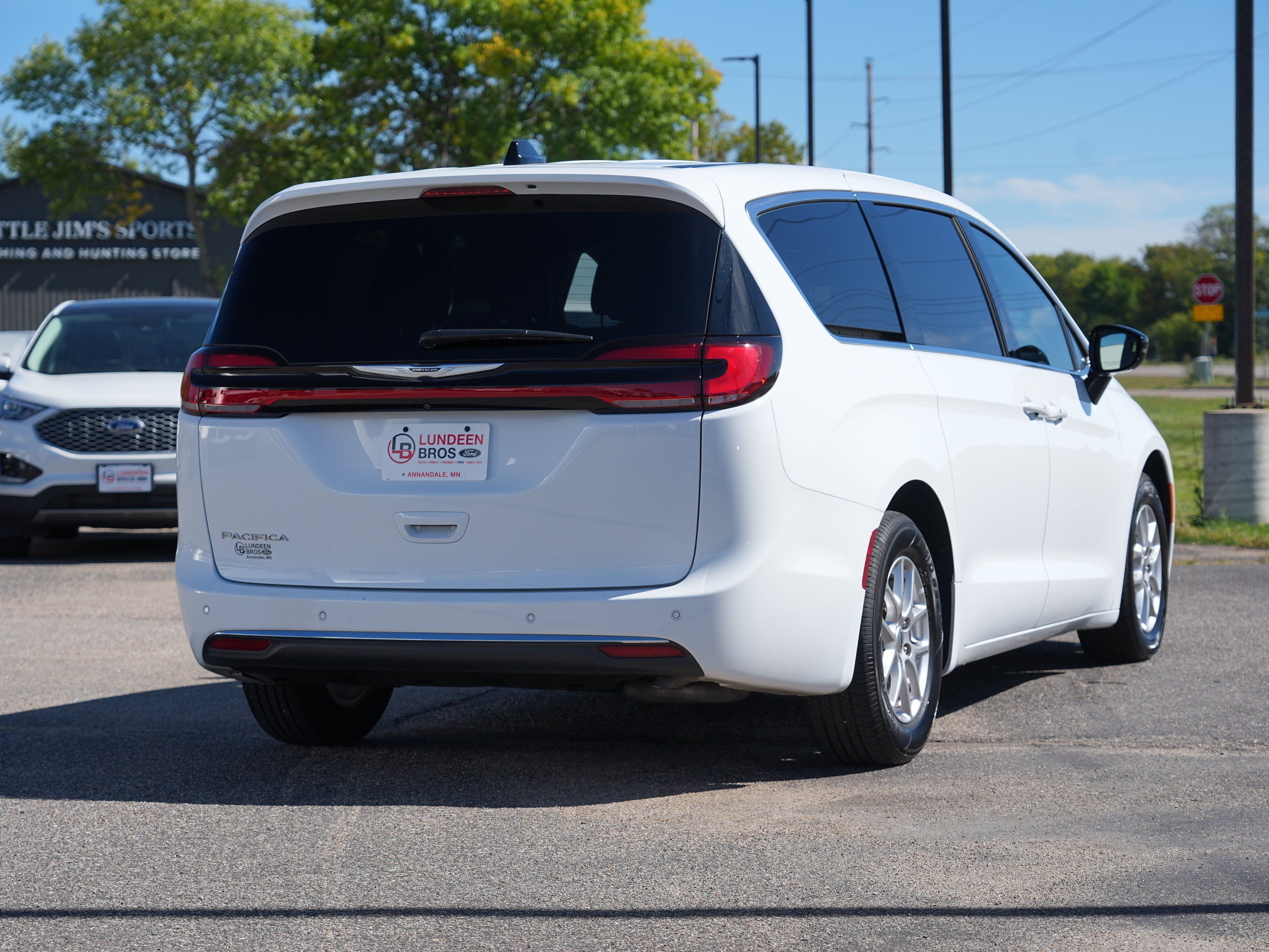 Used 2025 Chrysler Pacifica Select FWD image 3