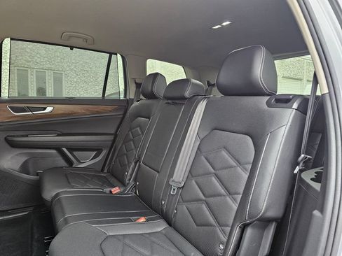 Used 2025 Volkswagen Atlas SE AWD/4WD image 14