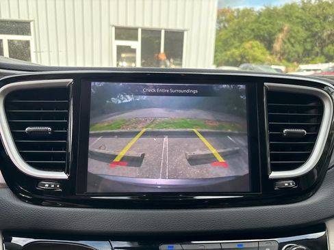 Used 2023 Chrysler Pacifica Touring-L FWD image 21
