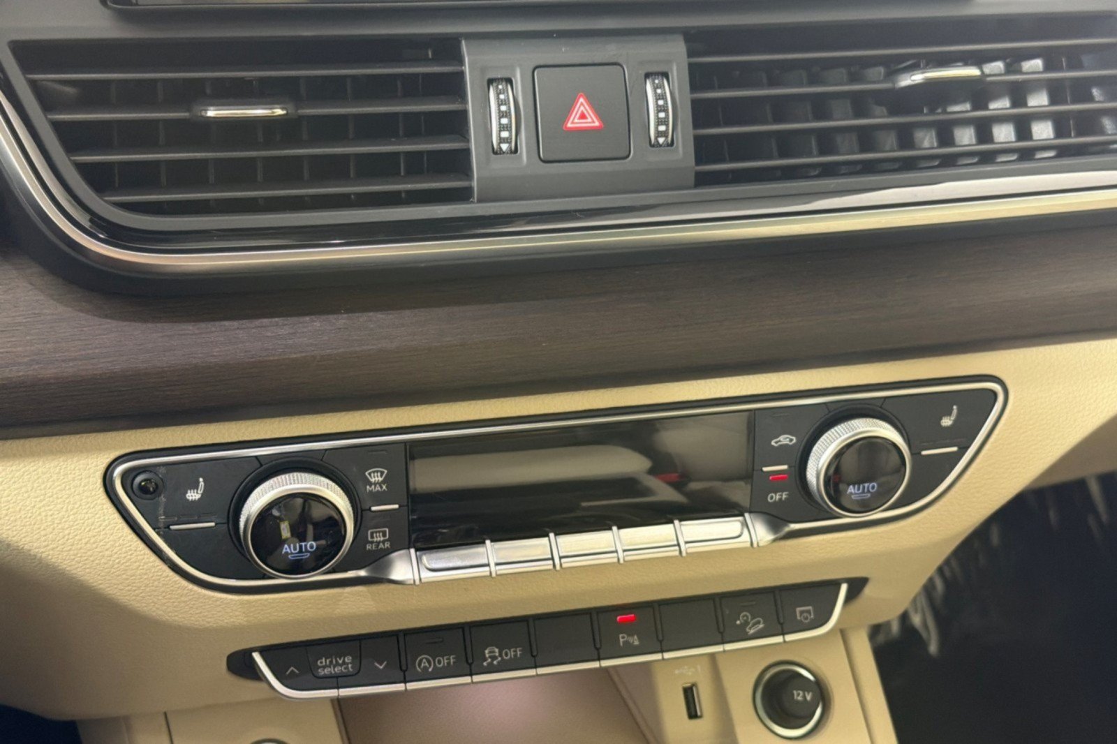 Used 2023 Audi Q5 2.0T Premium w/ Convenience Package AWD/4WD image 18