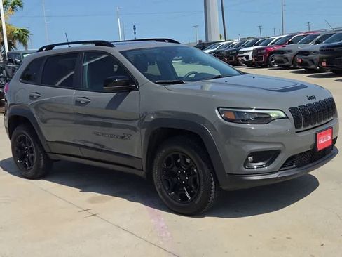 Used 2022 Jeep Cherokee Latitude w/ Sun & Sound Group AWD/4WD image 2