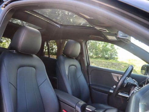 Used 2021 Mercedes-Benz GLA 250 w/ Premium Package image 21
