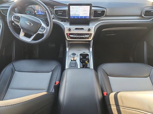 Used 2022 Ford Explorer XLT w/ Equipment Group 202A image 9