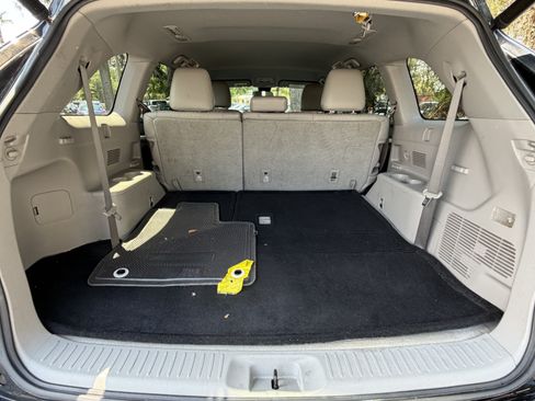 Used 2017 Toyota Highlander Plus FWD image 34