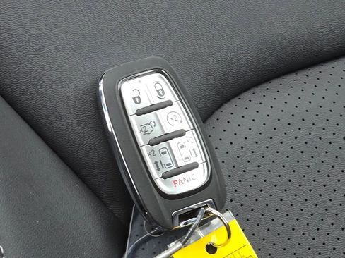 New 2026 Chrysler Pacifica Select image 13