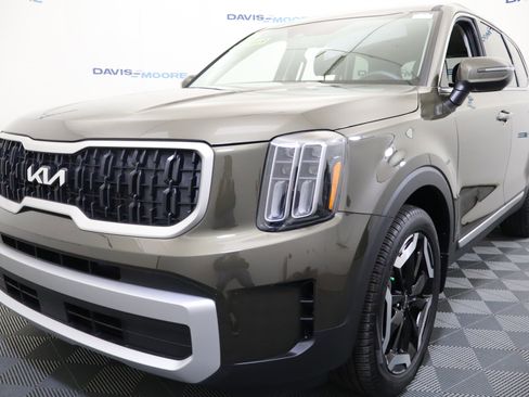 Used 2025 Kia Telluride EX w/ EX Captain's Chair Package image 11