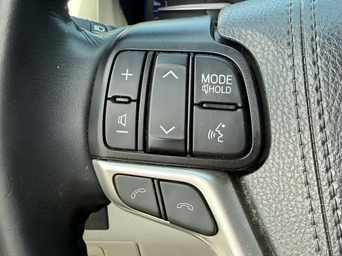 Used 2019 Toyota Highlander XLE FWD image 16