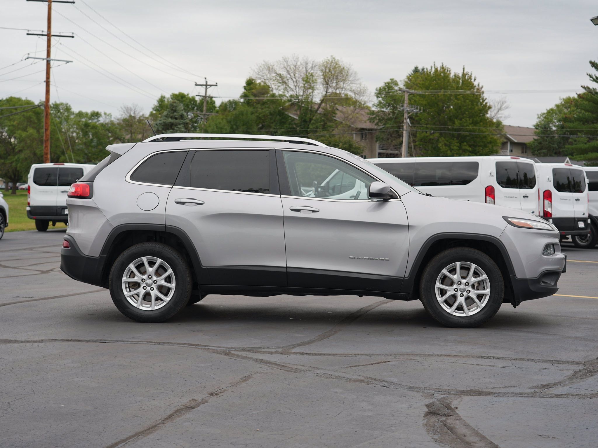 Used 2018 Jeep Cherokee Latitude w/ Safety Group AWD/4WD image 2