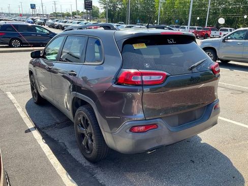 Used 2017 Jeep Cherokee Sport FWD image 4