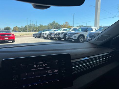 Used 2025 Volkswagen Jetta SE image 39