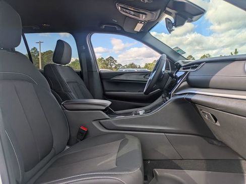 New 2025 Jeep Grand Cherokee Laredo w/ Luxury Tech Group I AWD/4WD image 27