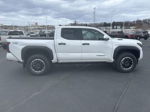 Used 2025 Toyota Tacoma TRD Off-Road image 7