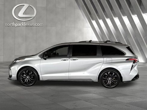 Used 2022 Toyota Sienna XSE image 1