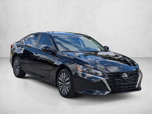 Certified 2024 Nissan Altima 2.5 SV w/ SV Premium Package image 3