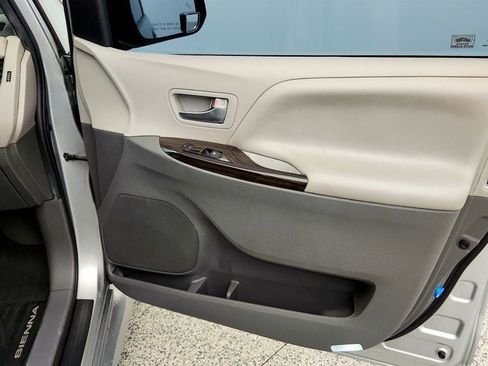 Used 2020 Toyota Sienna XLE Premium AWD/4WD image 28