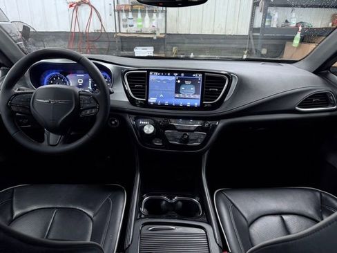 Used 2025 Chrysler Pacifica Limited FWD image 30