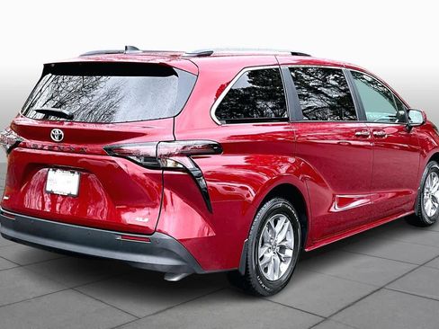 Certified 2026 Toyota Sienna XLE image 13