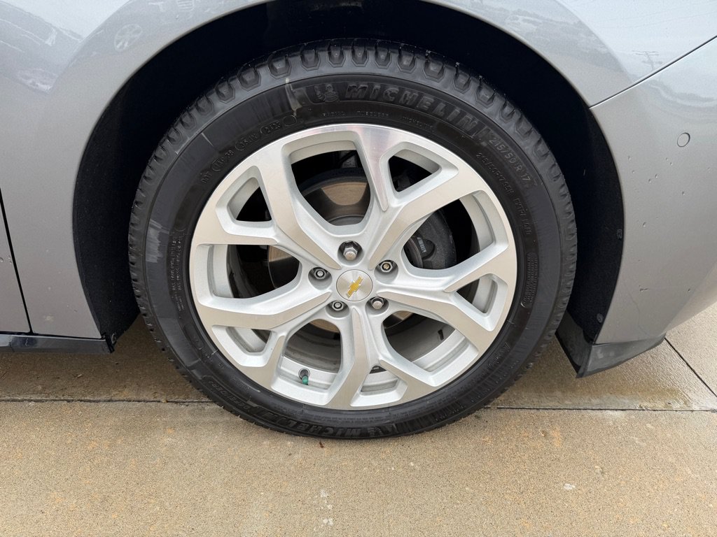 Used 2018 Chevrolet Volt Premier w/ Driver Confidence Package FWD image 9