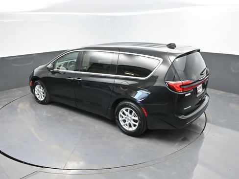 Used 2023 Chrysler Pacifica Touring-L FWD image 31