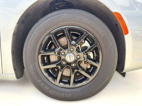 Used 2024 Chrysler Pacifica Touring-L FWD image 11