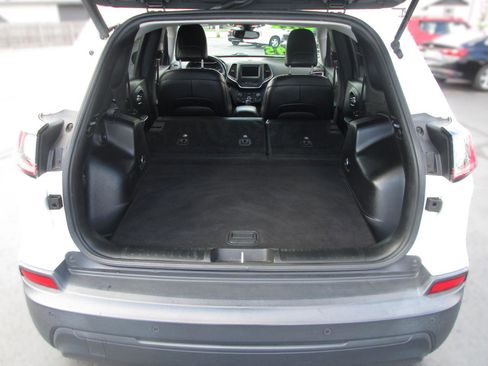 Used 2019 Jeep Cherokee Latitude Plus w/ Comfort/Convenience Group image 6