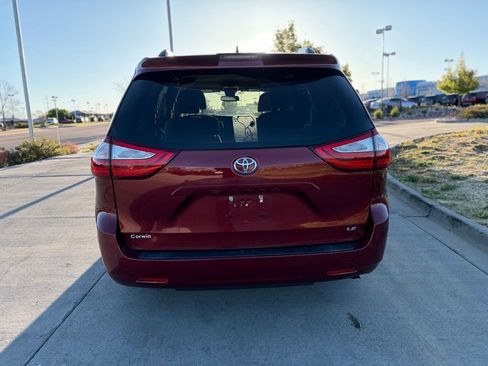 Used 2019 Toyota Sienna LE w/ Carpet Mat Package FWD image 6