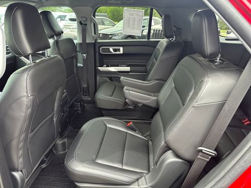 Used 2024 Ford Explorer XLT w/ Equipment Group 202A RWD image 31