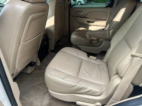 Used 2011 Cadillac Escalade Premium RWD image 26