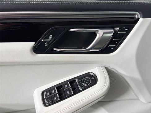 Certified 2023 Porsche Macan AWD/4WD image 31