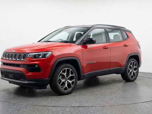 Used 2025 Jeep Compass Limited image 3