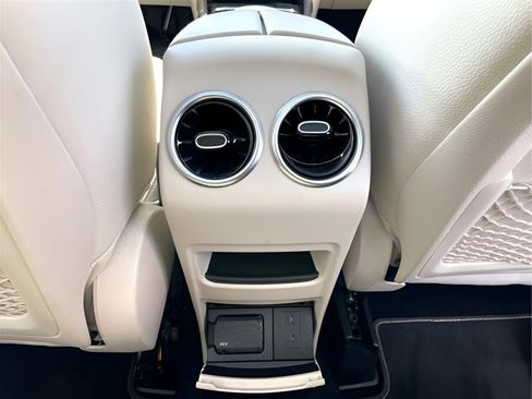 Used 2021 Mercedes-Benz GLB 250 4MATIC image 29