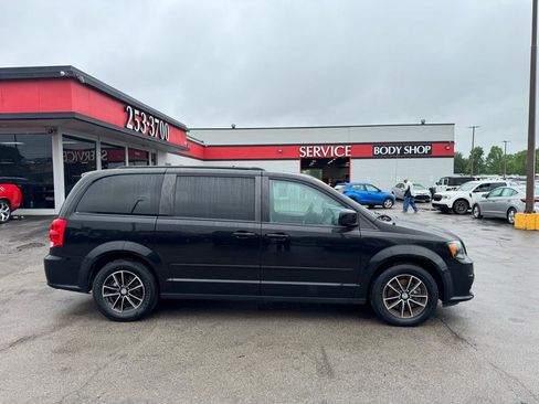 Used 2017 Dodge Grand Caravan GT FWD image 2