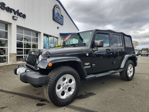 Used 2015 Jeep Wrangler Unlimited Sahara w/ Connectivity Group AWD/4WD image 2