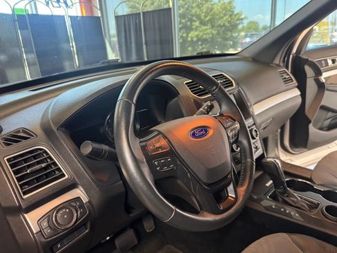 Used 2017 Ford Explorer XLT w/ Equipment Group 202A FWD image 16