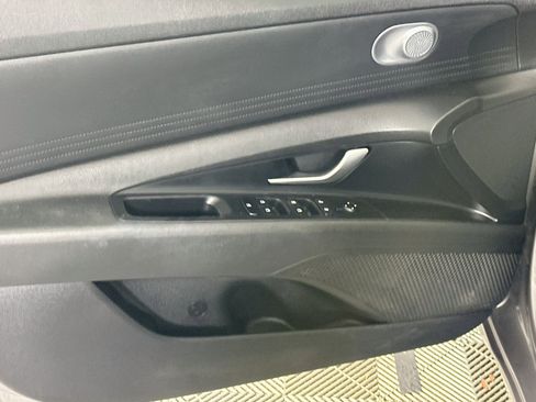 Used 2021 Hyundai Elantra SE FWD image 15