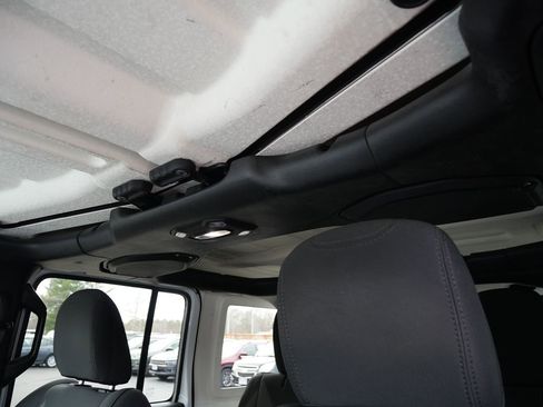 Used 2018 Jeep Wrangler Unlimited Sport S image 11