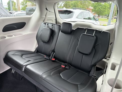 Used 2023 Chrysler Pacifica Touring-L AWD/4WD image 28