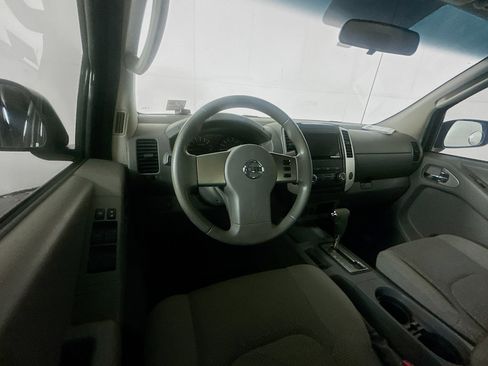 Used 2010 Nissan Frontier SE image 18