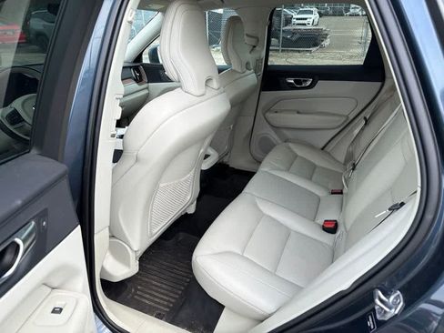 Used 2021 Volvo XC60 T5 Momentum AWD/4WD image 14
