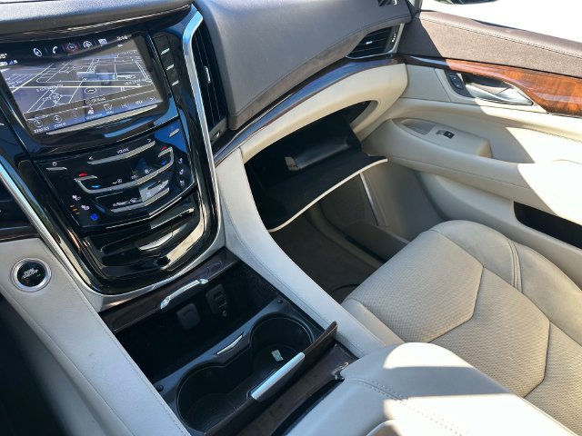 Used 2017 Cadillac Escalade ESV Luxury AWD/4WD image 34